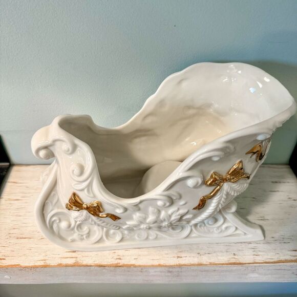 Vintage Ceramic Winter Christmas Sleigh | Elegant Gold Detail - Picture 2 of 8